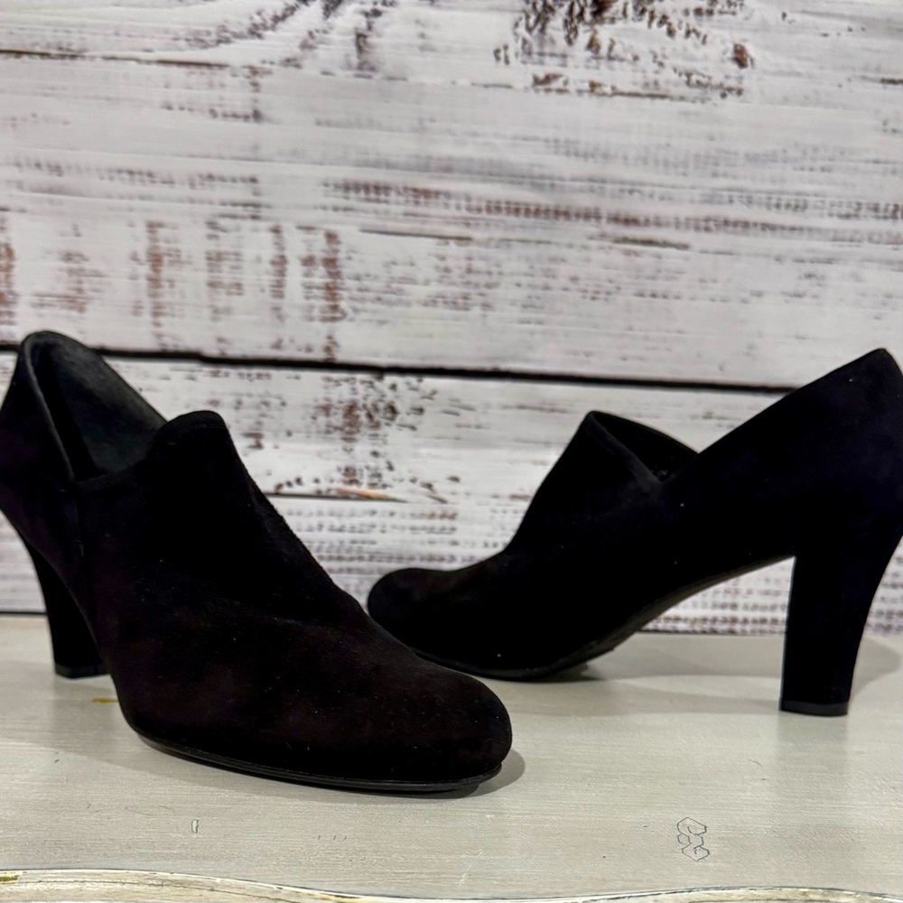 Stuart Weitzman Vintage Black Suede Heels NWOT